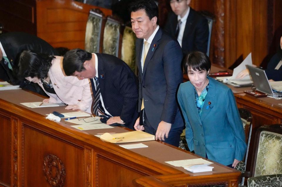 　参院本会議で２０２５年度補正予算が可決、成立し一礼する高市首相（右端）＝16日午後