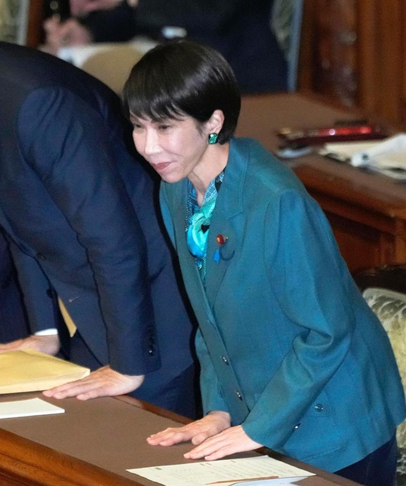 　参院本会議で２０２５年度補正予算が可決、成立し、一礼する高市首相＝16日午後