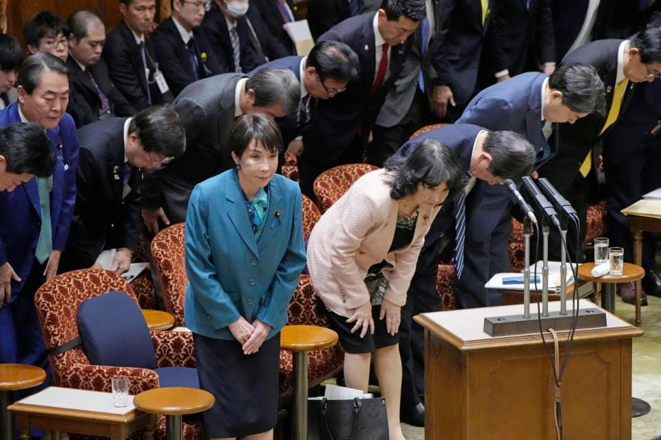 　参院予算委で２０２５年度補正予算案が可決され、一礼する（手前左から）高市首相、片山財務相＝16日午後