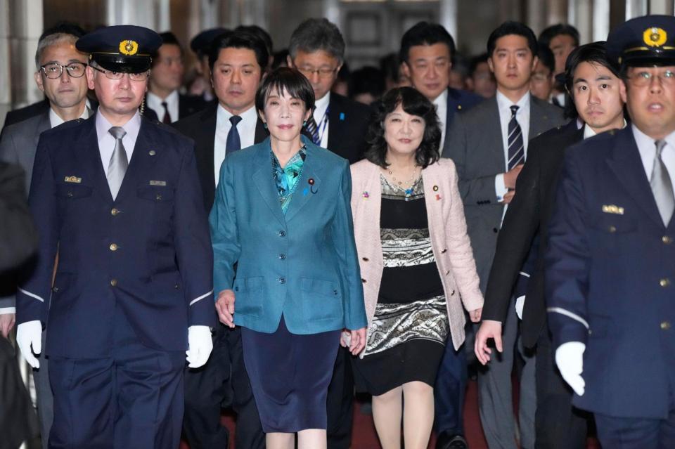 　参院本会議で２０２５年度補正予算が成立し、あいさつ回りのため国会内を移動する高市首相（中央左）と片山財務相（同右）＝16日午後