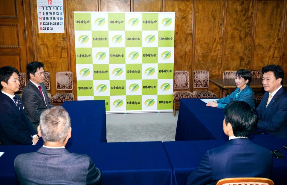 　衆院議員定数削減法案を巡り、会談に臨む高市首相（右奥）と日本維新の会の吉村代表（左奥）＝16日午後