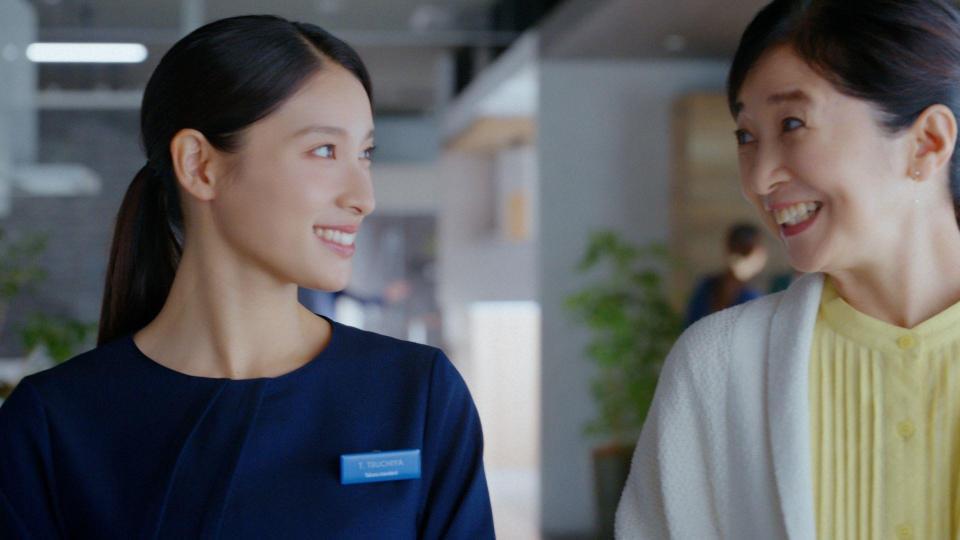 　ＣＭで宮崎美子（右）と共演する土屋太鳳