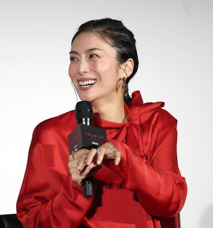 　トークをする柴咲コウ（撮影・佐々木彰尚）