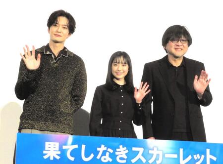 　舞台あいさつした（左から）岡田将生、芦田愛菜、細田守監督