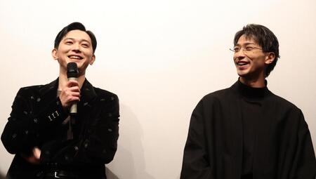 　笑顔でトークする吉沢亮（左）と横浜流星（撮影・金田祐二）