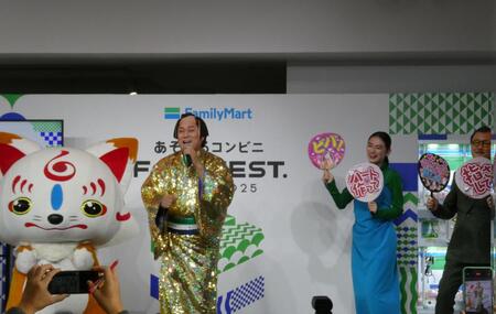 　「マツケンサンバ」を歌う松平健（中央）と、応援する（右から）吉田鋼太郎、八木莉可子