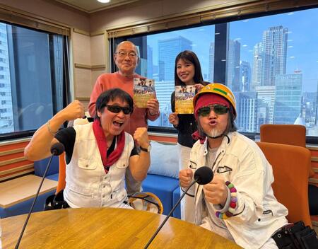 　生放送に登場した（前列左から）ＴあんどＴ・Ｔｏｓｈｉ君、Ｔｏｊｉ君、（後列左から）山本浩之アナ、梅山茜アナウンサー