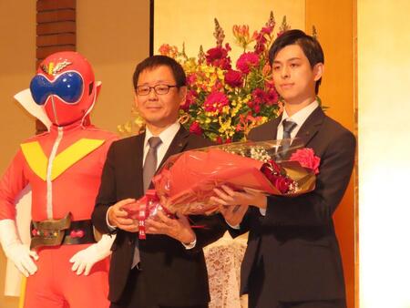 　表彰された（左から）アカレンジャー、塚田英明氏、松浦大悟氏