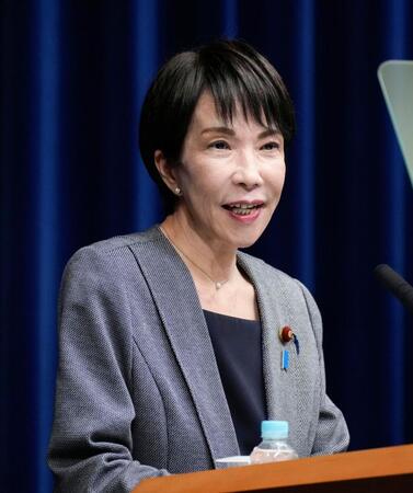 　臨時国会が閉幕し、記者会見する高市首相＝17日午後