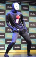 　楽曲を披露する雨穴