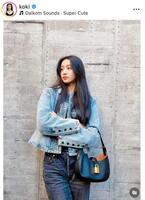 Ｋｏｋｉ，はルイ・ヴィトン上着とバッグで。インスタグラム＠ｋｏｋｉより