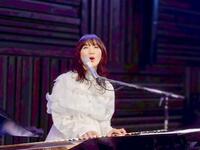 　人生初の弾き語りツアーを行っている平松愛理