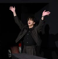 　映画「天文館探偵物語」公開御礼舞台あいさつを終え、客席に手を振る寺西拓人（撮影・伊藤笙子）