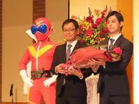 　表彰された（左から）アカレンジャー、塚田英明氏、松浦大悟氏