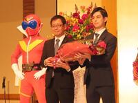 　表彰された（左から）アカレンジャー、塚田英明氏、松浦大悟氏