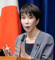 　臨時国会が閉幕し、記者会見する高市首相＝17日午後