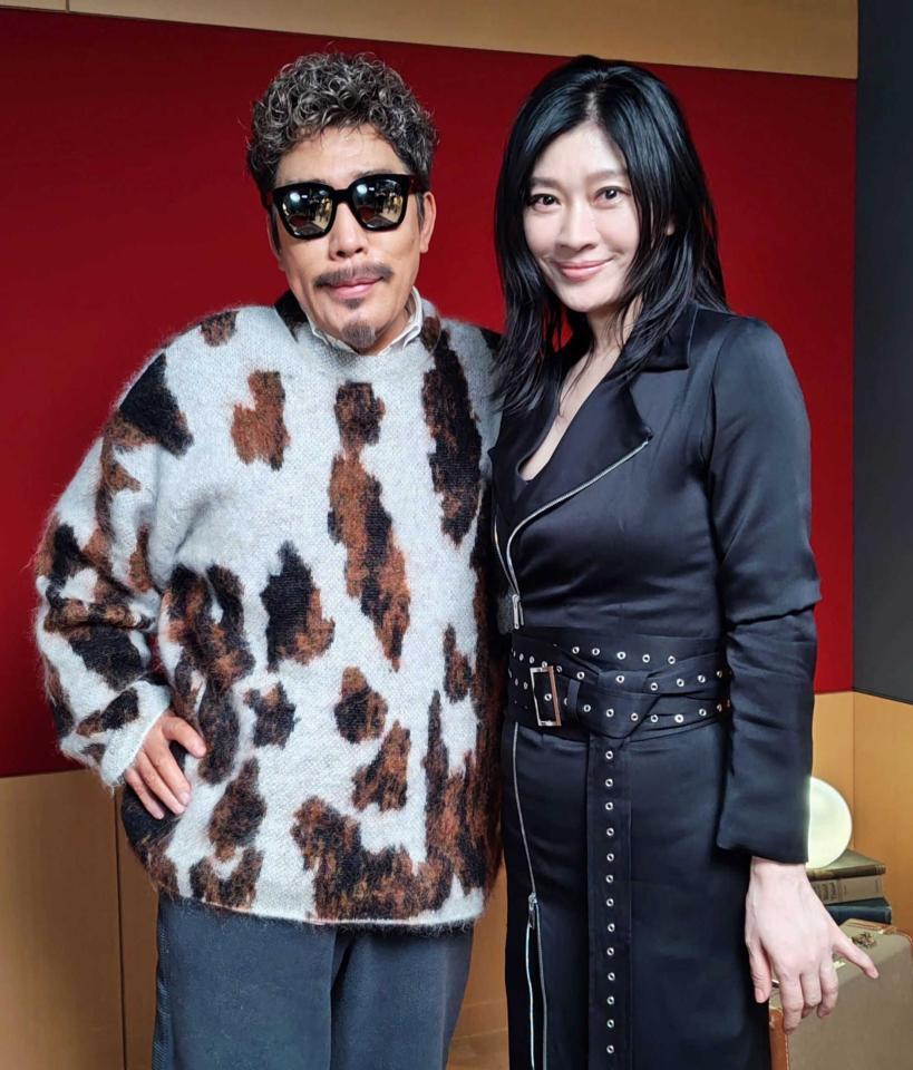 　鈴木雅之（左）との初デュエットを果たした篠原涼子