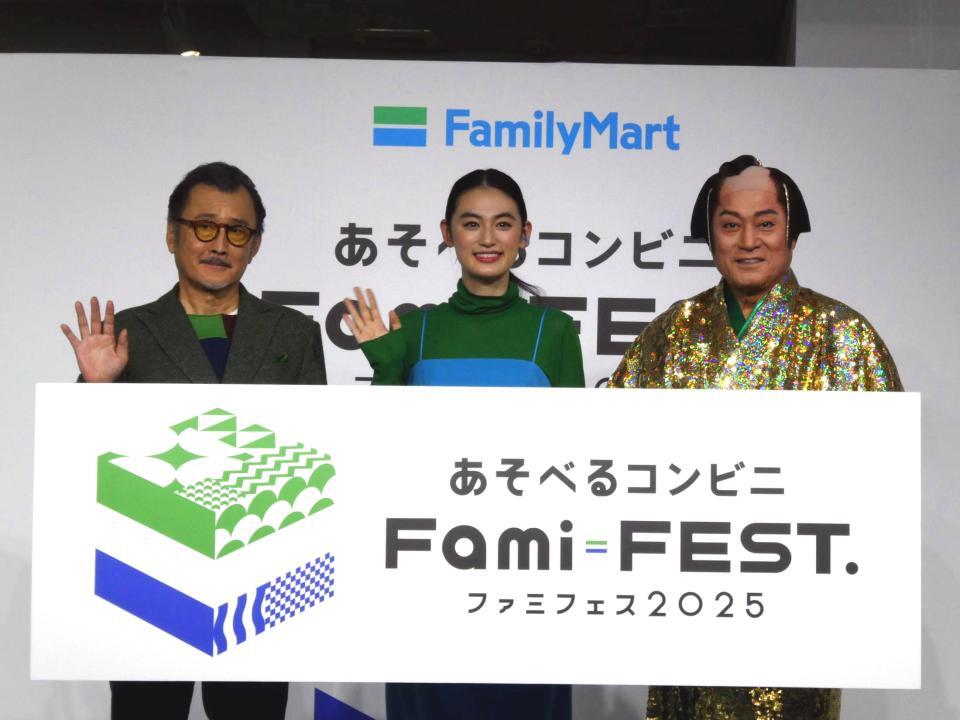 　撮影に応じる（左から）吉田鋼太郎、八木莉可子、松平健