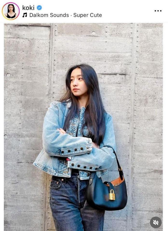 Ｋｏｋｉ，はルイ・ヴィトン上着とバッグで。インスタグラム＠ｋｏｋｉより