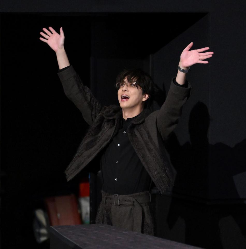 　映画「天文館探偵物語」公開御礼舞台あいさつを終え、客席に手を振る寺西拓人（撮影・伊藤笙子）