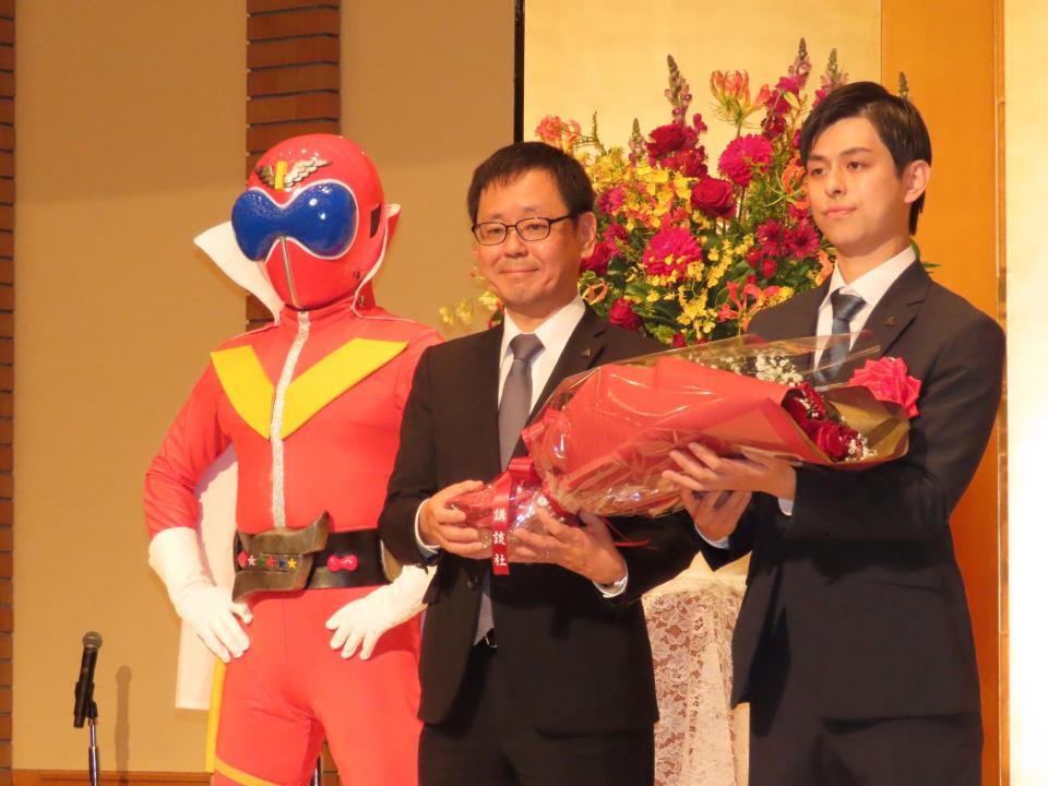 　表彰された（左から）アカレンジャー、塚田英明氏、松浦大悟氏