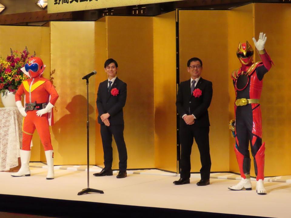 　表彰された（左から）アカレンジャー、松浦大悟氏、塚田英明氏、ゴジュウウルフ