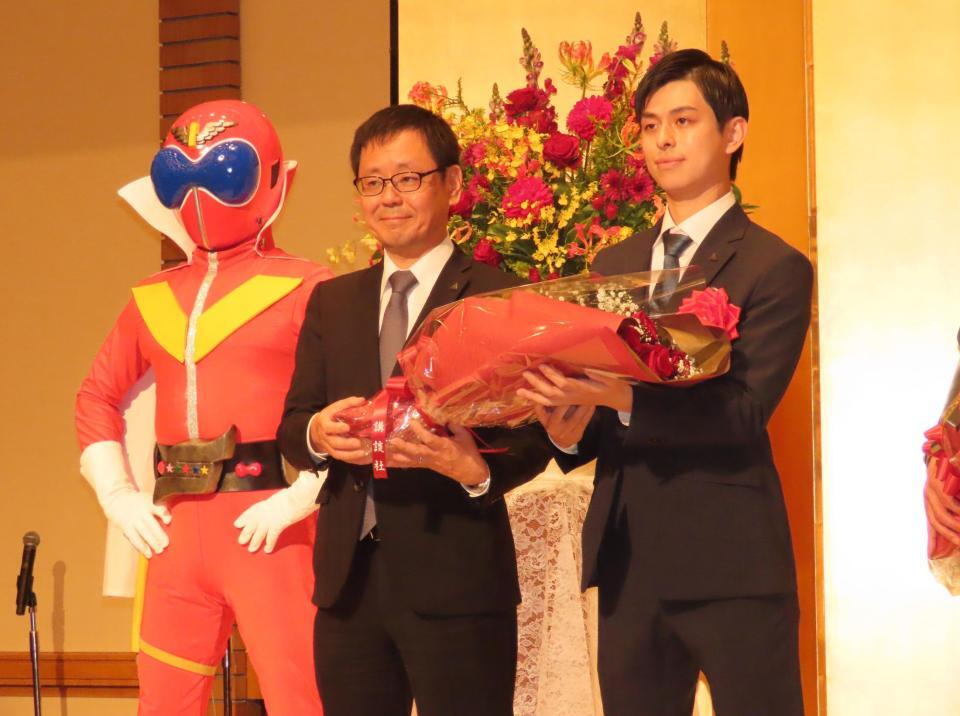 　表彰された（左から）アカレンジャー、塚田英明氏、松浦大悟氏