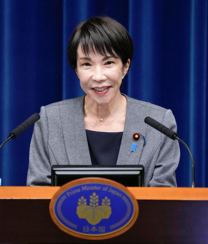 　臨時国会が閉幕し、記者会見する高市首相＝17日午後