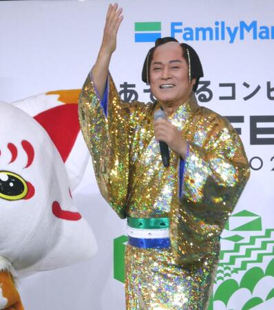 　「マツケンサンバ」を披露する松平健