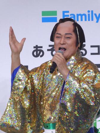 　「マツケンサンバ」を披露する松平健