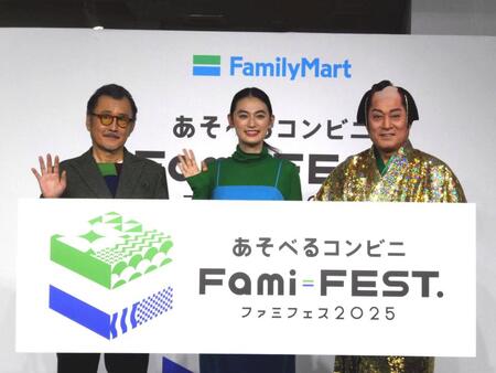 　撮影に応じる（左から）吉田鋼太郎、八木莉可子、松平健