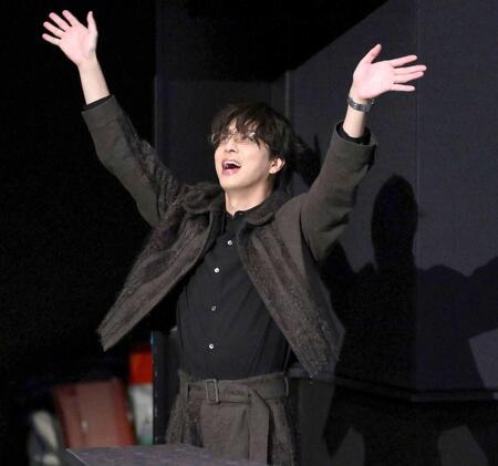 　客席に手を振る寺西拓人