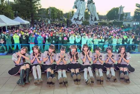 　ファンと記念撮影をする高嶺のなでしこ（Ｐｈｏｔｏ　ｂｙ　林晋介）