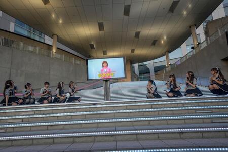 　スクリーンに登場した松本伊代の言葉に耳を傾ける高嶺のなでしこ（Ｐｈｏｔｏ　ｂｙ 林晋介）