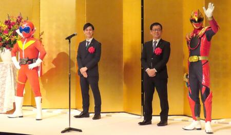 　表彰された（左から）アカレンジャー、松浦大悟氏、塚田英明氏、ゴジュウウルフ