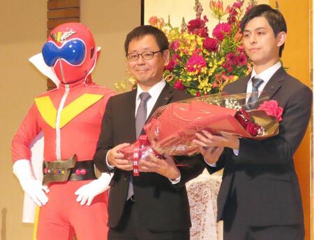 　（左から）アカレンジャー、塚田英明氏、松浦大悟氏