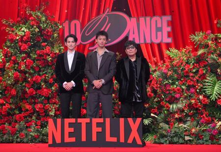 　Ｎｅｔｆｌｉｘ映画「１０ＤＡＮＣＥ」配信記念イベントに登場した（左から）町田啓太、竹内涼真、大友啓史監（撮影・伊藤笙子）