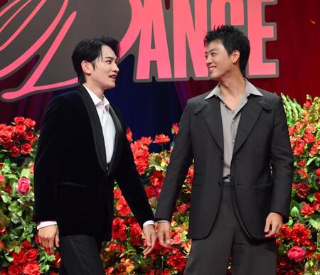 　Ｎｅｔｆｌｉｘ映画「１０ＤＡＮＣＥ」配信記念イベントを終え、降壇する町田啓太（左）と竹内涼真（撮影・伊藤笙子）