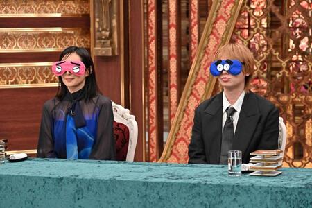 　目隠しをしてチェックに挑む木村多江（左）と伊野尾慧