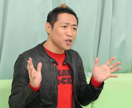 　弟であるナイツ・塙宣之について語るはなわ（撮影・伊藤笙子）