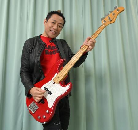 　お笑い芸人、ミュージシャン、ものまね、プロデューサー…数え切れない肩書きをもつはなわ（撮影・伊藤笙子）