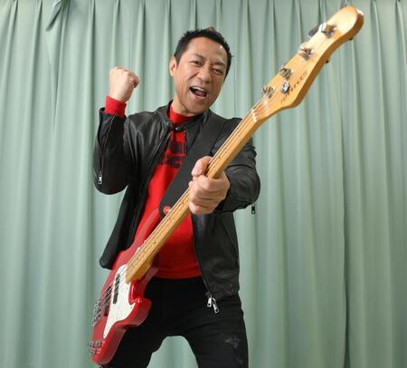 　お笑い芸人、ミュージシャン、ものまね、プロデューサー…数え切れない肩書きをもつはなわ（撮影・伊藤笙子）