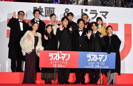 　レッドカーペットセレモニーを行った（前列左から）吉田羊、今田美桜、福山雅治、大泉洋、永瀬廉、木村多江、（後列左から）平野俊一監督、寛一郎、松本若菜、向井康二、吉田鋼太郎、月島琉衣（撮影・開出牧）