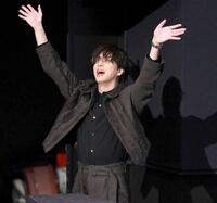 　客席に手を振る寺西拓人