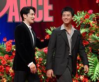 　Ｎｅｔｆｌｉｘ映画「１０ＤＡＮＣＥ」配信記念イベントを終え、降壇する町田啓太（左）と竹内涼真（撮影・伊藤笙子）