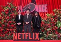 　Ｎｅｔｆｌｉｘ映画「１０ＤＡＮＣＥ」配信記念イベントに登場した（左から）町田啓太、竹内涼真、大友啓史監（撮影・伊藤笙子）