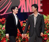 　Ｎｅｔｆｌｉｘ映画「１０ＤＡＮＣＥ」配信記念イベントを終え、降壇する町田啓太（左）と竹内涼真（撮影・伊藤笙子）