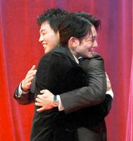 　Ｎｅｔｆｌｉｘ映画「１０ＤＡＮＣＥ」配信記念イベントを終え、去り際に抱擁を交わす竹内涼真（奥）と町田啓太（撮影・伊藤笙子）