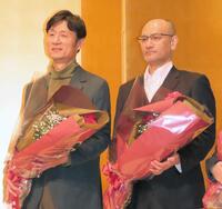 　表彰を受けた李相日監督、吉田修一氏