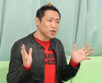 　弟であるナイツ・塙宣之について語るはなわ（撮影・伊藤笙子）